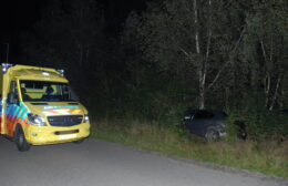 Auto uit de bocht in Lutjegast