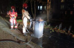 Brandweer blust kliko brand aan de Hoornweg