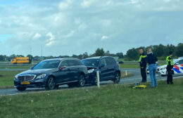 Auto’s botsen op afrit bij Frieschepalen