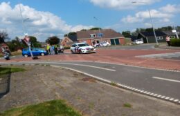 Scooterrijder en auto botsen in Doezum