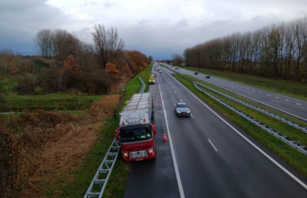 Vrachtwagen in de berm A7 bij Nuis