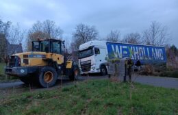 Haagse trucker vast op Oudeweg in Nuis