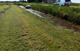 Auto te water bij eenzijdig ongeval Video