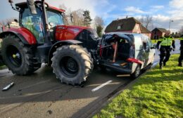 Tractor en auto botsen bij Gaarkeuken