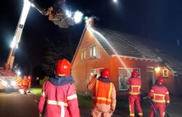 Brandweer gealarmeerd voor schoorsteenbrand in De Wilp Video