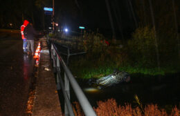 Auto rijdt door reling van brug in Frieschepalen