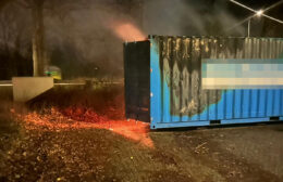 Brand in papiercontainer op parkeerterrein in Zevenhuizen