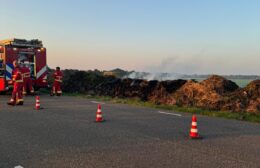 Brandweer blust bermbrand in Doezum