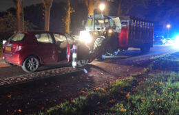 Trekker en auto botsen bij Langelo