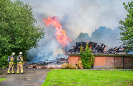 Zorgboerderij gaat verloren bij grote brand in Visvliet Video