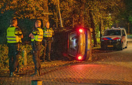 Auto op de kant in Grijpskerk