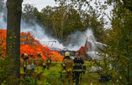 Leegstaande boerderij door brand verwoest Video