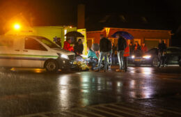 Auto en fietser botsen in Kornhorn