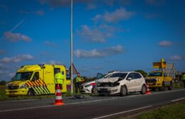 Auto en vrachtwagen botsen op N355