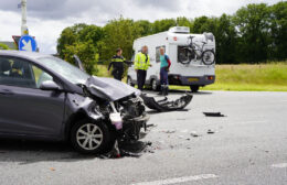 Auto botst op camper bij Roden Video