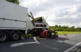 Vrachtwagen schaart op N381, weg urenlang gestremd Video