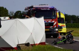 Fietser zwaargewond bij aanrijding met motor Video