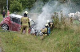 Auto in brand bij ongeval Video