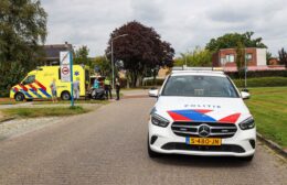 Scooter en auto botsen in Leek