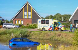 Auto te water in Leek, inzittenden komen met de schrik vrij