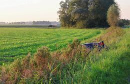 Auto te water bij Den Horn