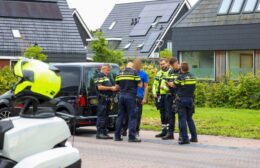 Auto en fietser botsen op Hyacint in Leek