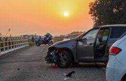 Auto en motor botsen op Mienscheer