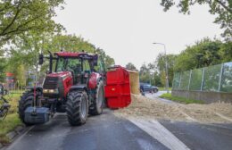 Kieper met zand op de kant in Leek