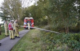 Brandweer blust bermbrand in Lieveren Video