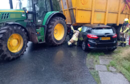 Auto onder dumper in Siegerswoude Video