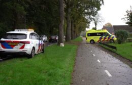 Auto’s botsen, fietser raakt gewond Video