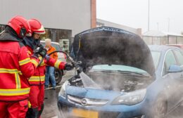 Winkelpersoneel blust autobrand in Leek