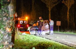 Auto van de weg bij Grijpskerk