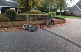 Fietser en auto botsen in Leek