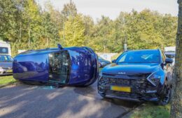 Auto’s botsen op De Tip in Leek