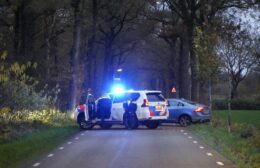 Auto botst op boom bij Appelscha Video