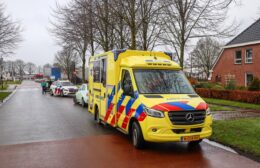 Auto en fietser botsen in Leek