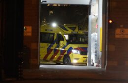 Gedetineerde onder begeleiding van politie en justitie naar ziekenhuis Video