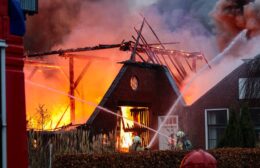 Uitslaande brand legt woonboerderij in de as