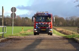 Ambulance zit vast, brandweer Veenhuizen met spoed gealarmeerd Video