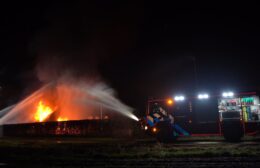 Woonboerderij gaat verloren bij felle brand Video