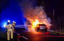 Auto gaat verloren bij brand in Norg Video