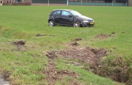 Auto slaat meerdere malen over de kop bij Oosterwolde Video